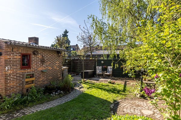Foto - Te koop: Vlakbij het winkelcentrum in het geliefde, rustige Schaesberg ligt deze charmante, geïsoleerde hoekwoning met een verrassend ruime, multifunctionele zolderverdieping. 